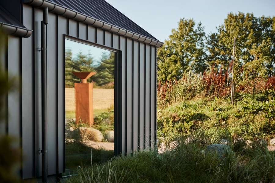 ”Royal” dør – fundet på Christiania, monteret på facade af stål, Volstrupvej 63, 9240 Nibe